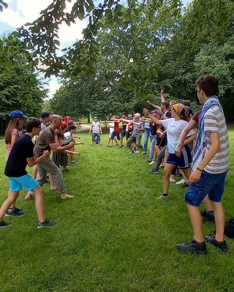 Junge Menschen treffen sich gemeinsam auf einer Wiese