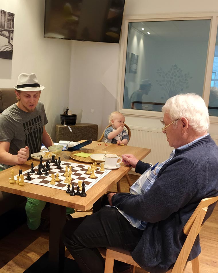 Zwei Menschen spielen gemeinsam Schach